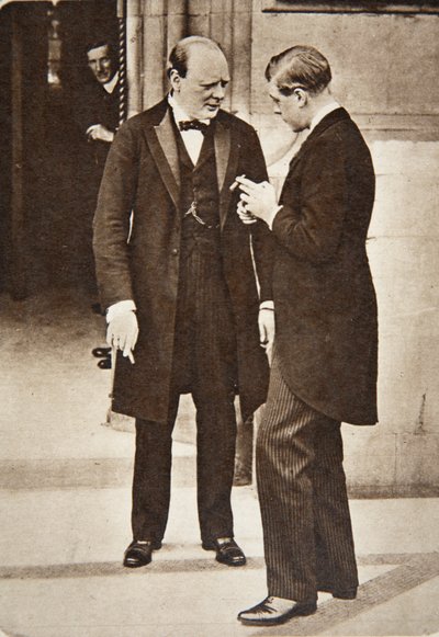Charlando después de una fiesta de almuerzo en la Cámara de los Comunes: El Sr. Churchill y S.A.R. El Príncipe de Gales, 1919 de English Photographer