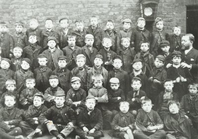 Chaucer Street School: grupo de niños, 1895 de English Photographer