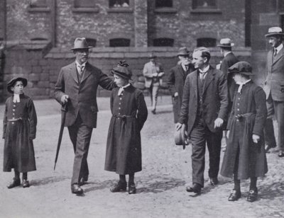Hospital y Biblioteca de Chetham, Manchester: Visita del General Smuts, 7 de Julio de 1919 de English Photographer