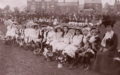 Niños participantes en un concurso de disfraces, c.1910 de English Photographer
