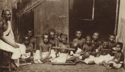 Niños y su maestro en una escuela en India (foto en blanco y negro) de English Photographer