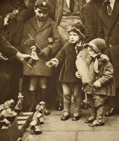 Niños rodeando a un vendedor ambulante, Holborn de English Photographer