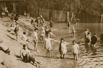 Niños jugando en el estanque de Hampstead de English Photographer