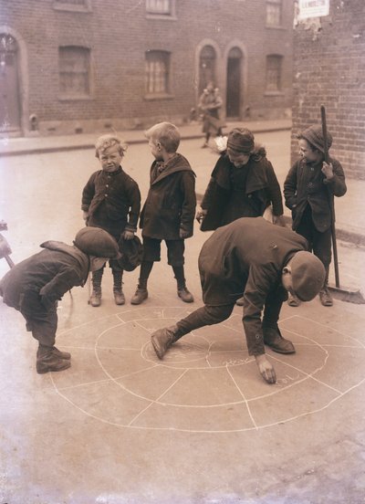 Niños jugando en las calles de Londres de English Photographer