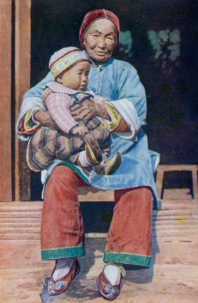 Abuela china, con pantalones, con su nieto de English Photographer