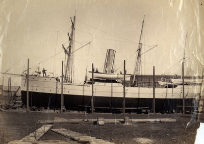 Crucero de ingresos chino "Li Kin" o su barco gemelo "Kai Pan" listo para el lanzamiento, 1888 de English Photographer