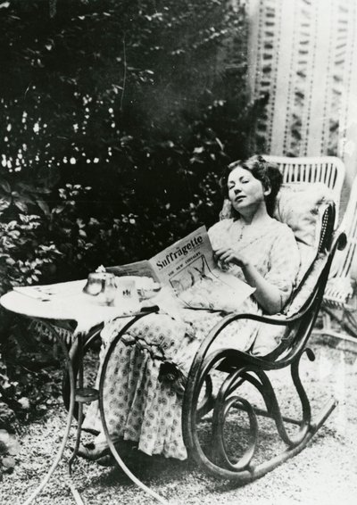 Christabel Pankhurst (1881-1969) leyendo una copia de The Suffragette c.1905-14 de English Photographer