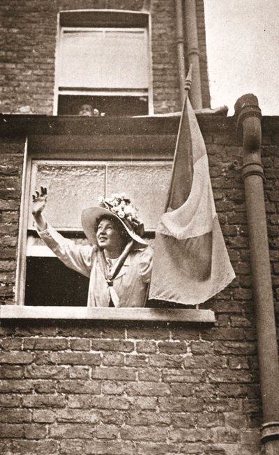 Christabel Pankhurst saludando a los huelguistas de hambre desde una casa con vistas a la prisión de Holloway. de English Photographer