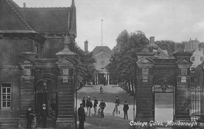 Puertas del Colegio, Marlborough College, Wiltshire de English Photographer