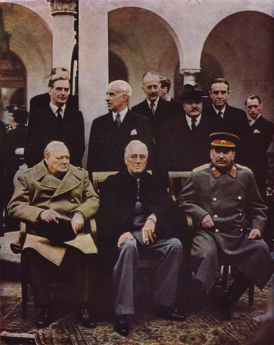Conferencia de los líderes aliados Winston Churchill, Franklin D. Roosevelt y Joseph Stalin en Yalta, Crimea; URSS, Segunda Guerra Mundial, 7 de febrero de 1945 de English Photographer