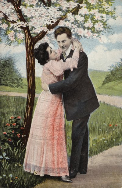 Pareja abrazándose bajo un árbol en flor de English Photographer