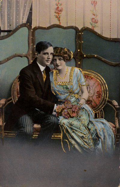 Pareja con un ramo de flores, sentados en un sofá de English Photographer