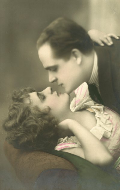 Pareja besándose de English Photographer