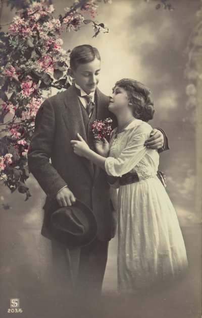 Pareja bajo un árbol en flor de English Photographer