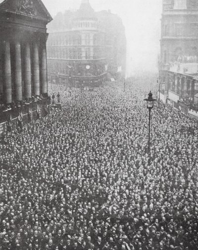 Multitud en la calle frente a Mansion House, City of London (foto b/n) de English Photographer