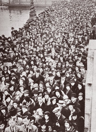 Multitudes esperando acceso a Westminster Hall, durante la capilla ardiente de Jorge V, 1936 de English Photographer