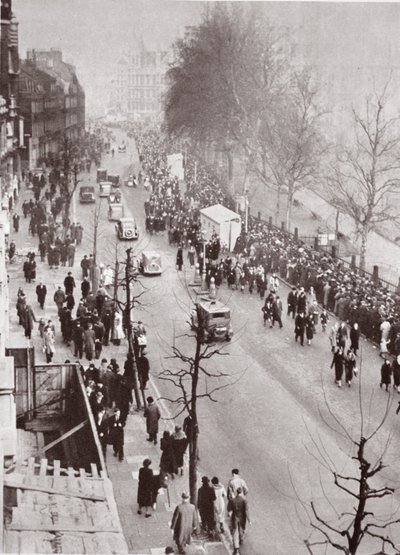 Multitudes esperando acceso a Westminster Hall, durante la capilla ardiente de Jorge V, 1936 de English Photographer