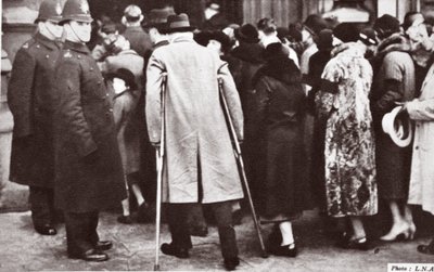 Multitudes esperando acceso a Westminster Hall, durante la capilla ardiente de Jorge V, 1936 de English Photographer