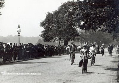 Ciclismo en Hyde Park, c.1910 de English Photographer