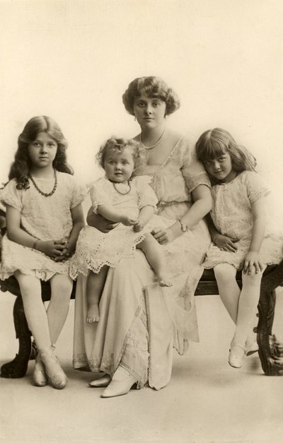 Daphne du Maurier de niña (foto en blanco y negro) de English Photographer