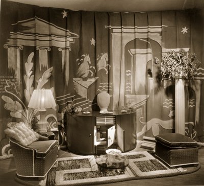 Puesto comercial decorativo en Dorland Hall con textil colgante, 1940s de English Photographer