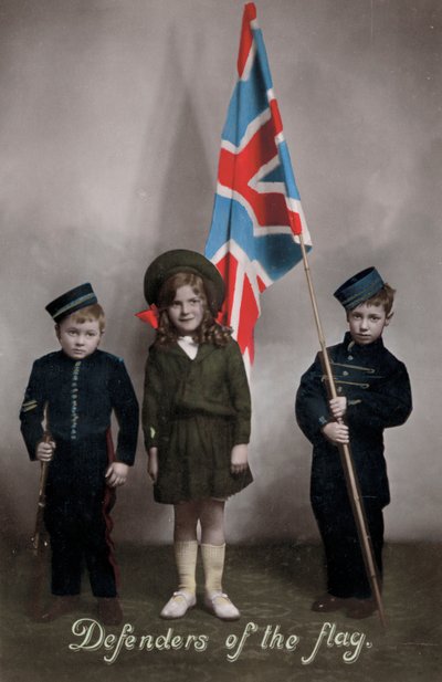 Defensores de la bandera, tres niños en uniforme con la Union Jack de English Photographer