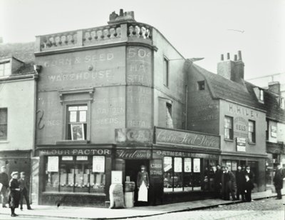 Deptford Broadway: escena de calle con fachadas de tiendas, Londres, 1897 de English Photographer