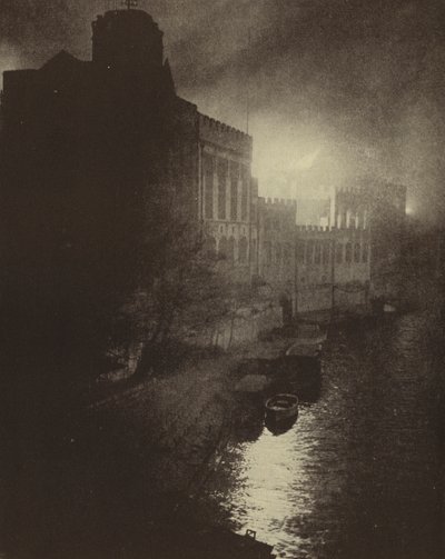 Destrucción del Guildhall medieval de York por un ataque aéreo alemán durante el Baedecker Blitz, Segunda Guerra Mundial, abril de 1942 (foto en blanco y negro) de English Photographer