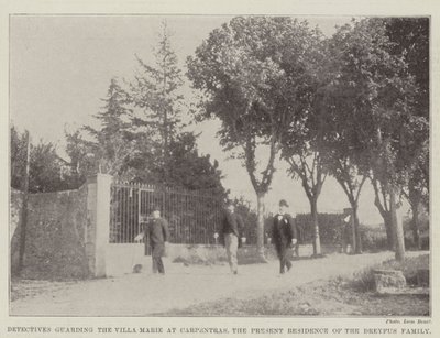 Detectives vigilando la Villa Marie en Carpentras, la residencia actual de la familia Dreyfus de English Photographer
