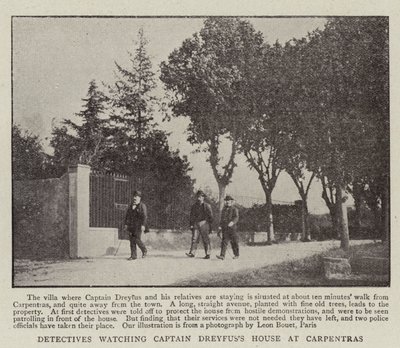 Detectives vigilando la casa del Capitán Dreyfus en Carpentras de English Photographer