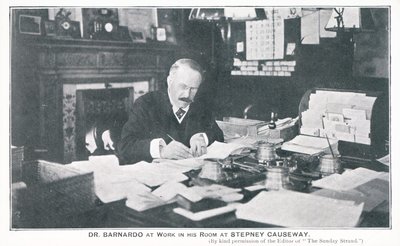 Dr Barnardo trabajando en su habitación en Stepney Causeway de English Photographer