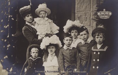 La reina Alexandra con sus hijos (foto b/n) de English Photographer