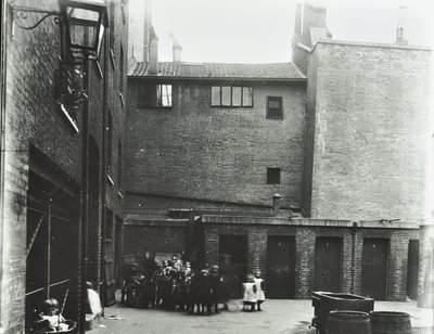 Dufferin Street: Costermongers Buildings, Londres, 1896 de English Photographer