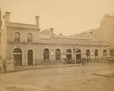 Estación de Earls Court - entrada de Earls Court Road; fotografía tomada por C Latham en 1878 de English Photographer