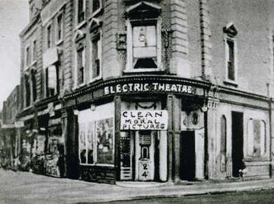 Primer cine Flea-Pit, el Nelson Electric Theatre en Old Kent Road, mostrando, imágenes morales limpias de English Photographer