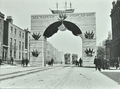 East India Dock Road: arco temporal, Jubileo de Diamante de Victoria, 1897 de English Photographer