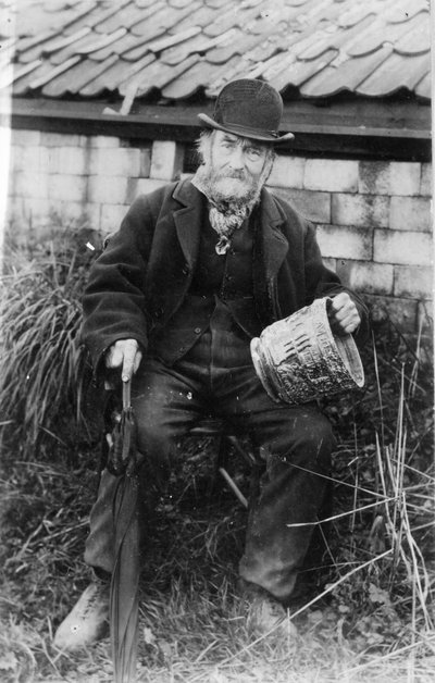 Edward Bingham sosteniendo uno de sus diseños de Castle Hedingham Ware de English Photographer