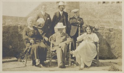 Edward Hudson and Friends, Lindisfarne, c.1918 (impresión en gelatina) de English Photographer