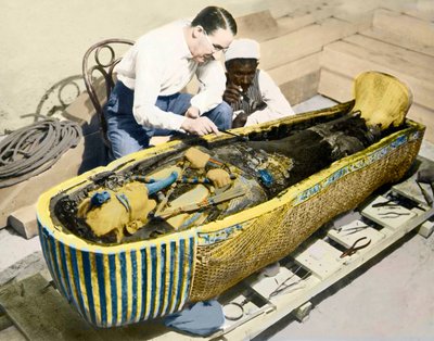 Egipto-1922: el arqueólogo inglés Howard Carter (1873-1939) y un asistente egipcio examinando el sarcófago del Rey Tutankamón de English Photographer