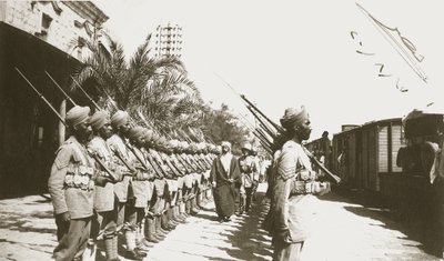 Emir Faisal en la estación de Lydda, Palestina, con Sir Herbert Samuel, 1920 de English Photographer