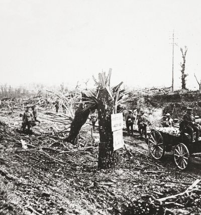 Ingenieros reparan ferrocarriles ligeros cerca de Hangard, dañados por el fuego de artillería durante la lucha por Amiens, 1918 de English Photographer