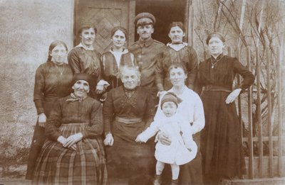 Soldado inglés, Primera Guerra Mundial, con un grupo de locales, Europa del Norte, probablemente Francia de English Photographer