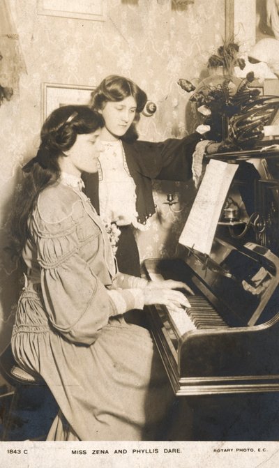 Actrices y cantantes inglesas, Zena Dare y su hermana Phyllis Dare (foto b/n) de English Photographer