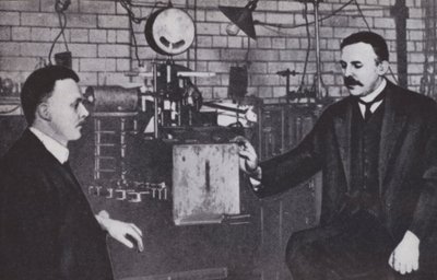 Ernest Rutherford, a la izquierda, y Hans Geiger en el Laboratorio de Física de la Universidad de Manchester (foto b/n) de English Photographer