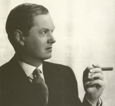 Evelyn Waugh, retrato, fumando un cigarro de English Photographer