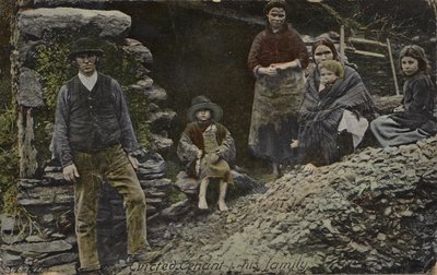 Inquilino desalojado y su familia, Irlanda de English Photographer