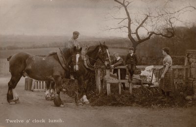 Familia en el campo deteniéndose para almorzar (foto en blanco y negro) de English Photographer