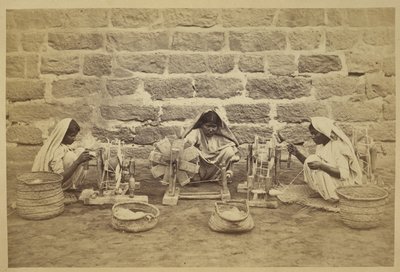 Prisioneras enrollando algodón en ruedas giratorias en la prisión de Karachi. Fotógrafo: Michie and Company c. 1873173 mm x 260 mm Archaeological Survey of India Collections: India Office Series (Volumen 52). de English Photographer