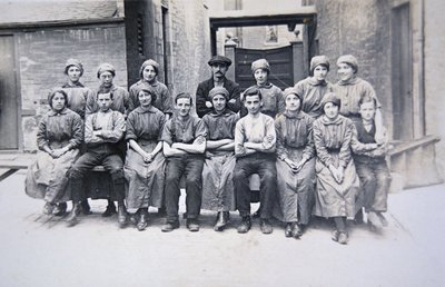Trabajadoras en el Arsenal de Woolwich, Londres de English Photographer