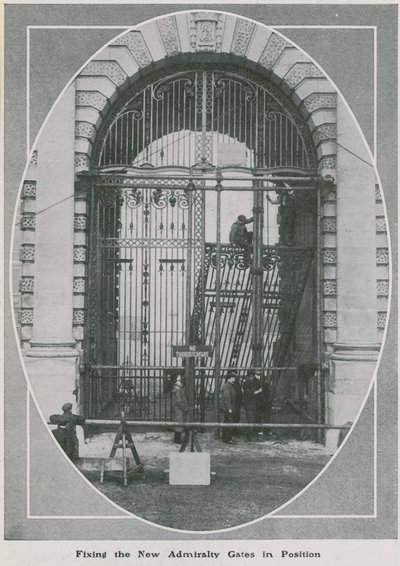 Instalación de las nuevas puertas del Almirantazgo de English Photographer